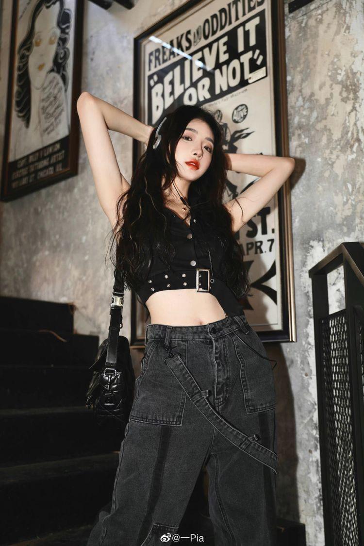 Top gái xinh trong bộ áo crop top