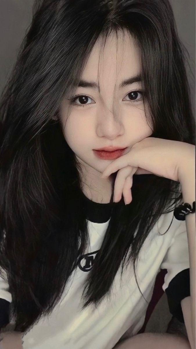 Ảnh gái xinh cầm điện thoại với tóc ngắn ngầu
