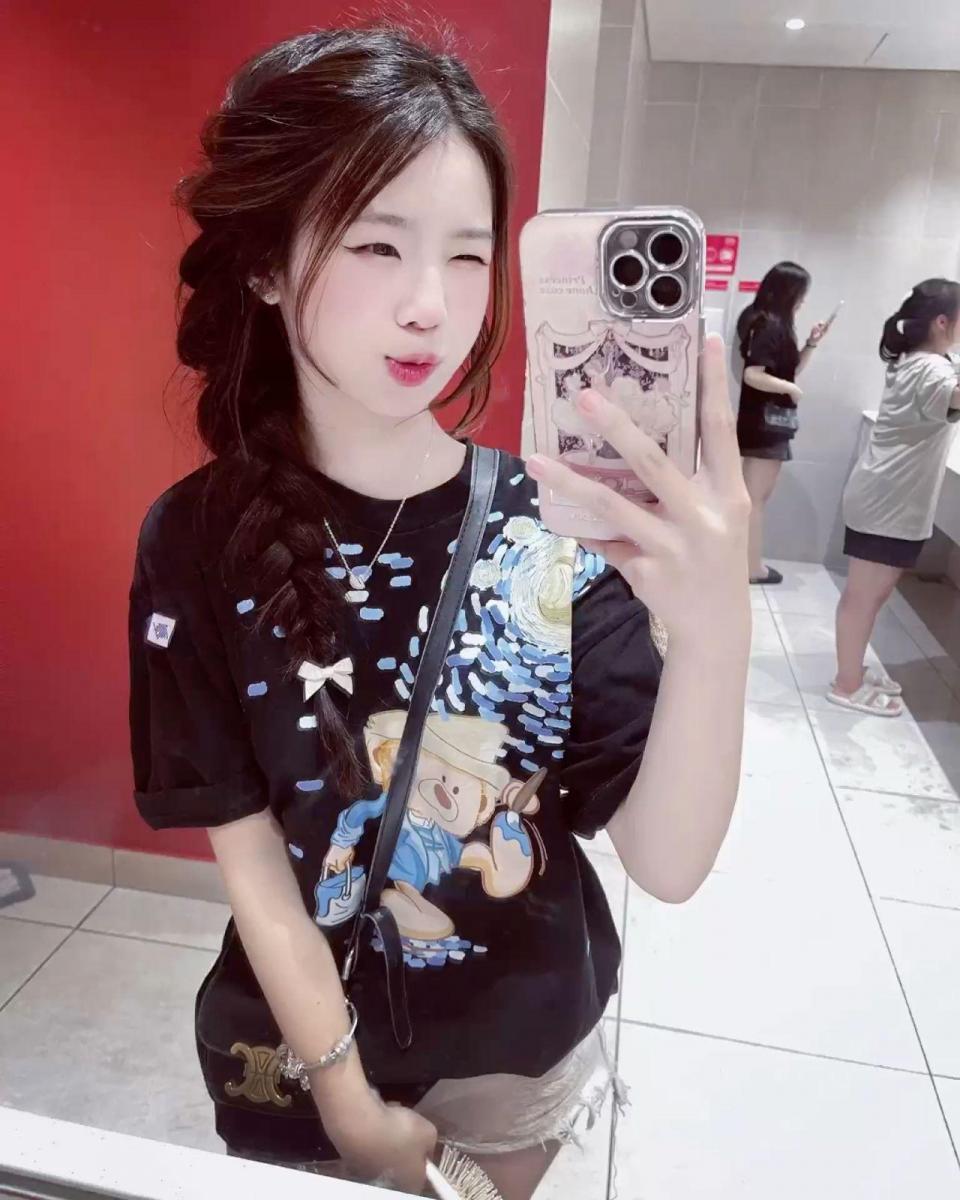 Ảnh gái xinh tóc ngắn cầm điện thoại đẹp