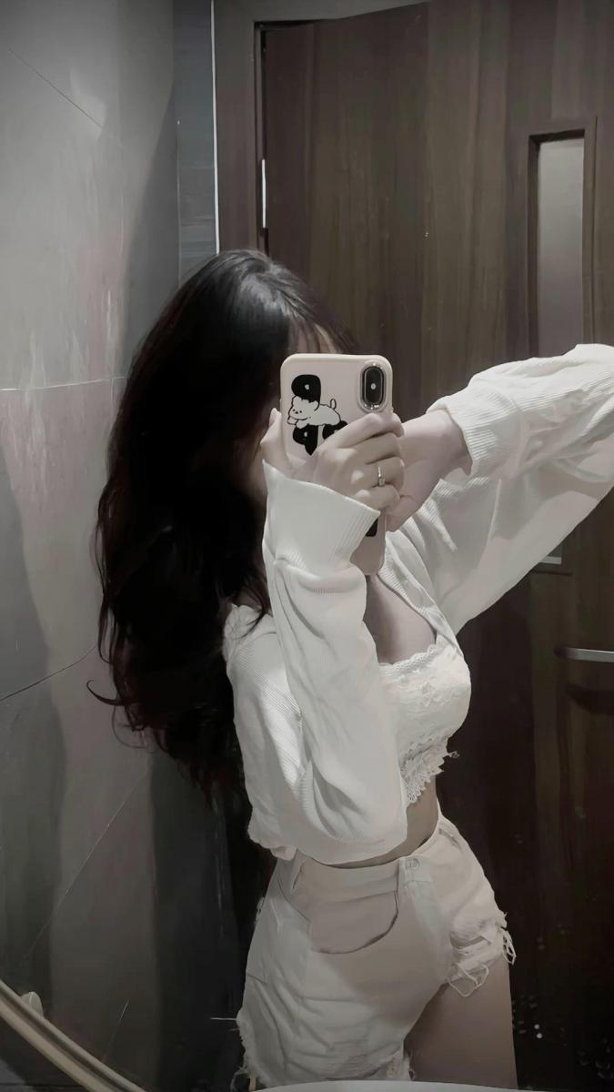 Gái Xinh Ngầu Tóc Đen Gương Thật Lưng