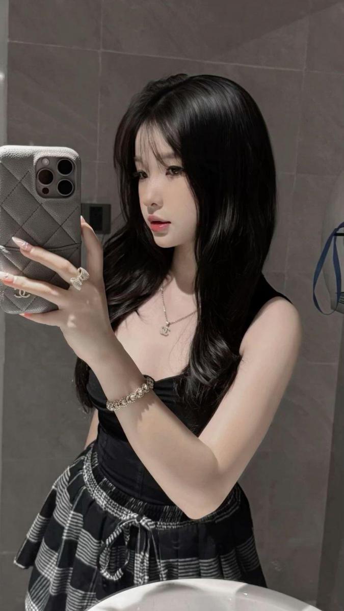 Hình ảnh gái đẹp với tóc đen sắc đẹp trên TikTok