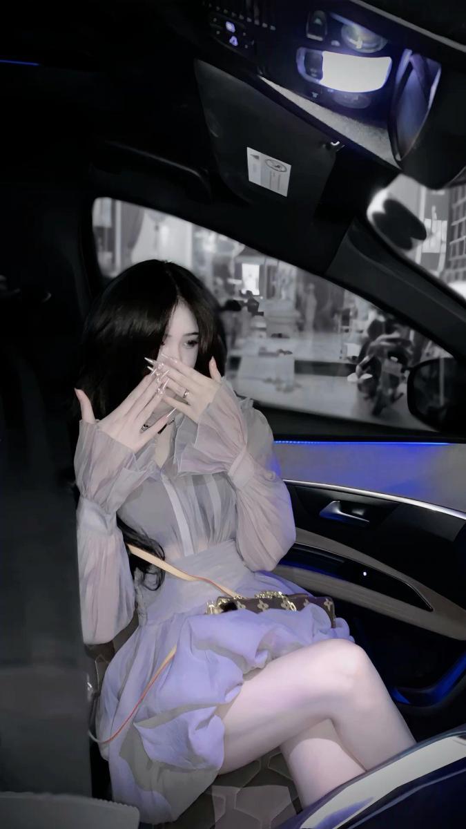 Gái xinh 2k với tóc đen thời trang đuôi cá