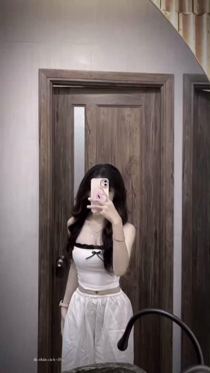 Ảnh gái cute tóc dài đẹp trong gương