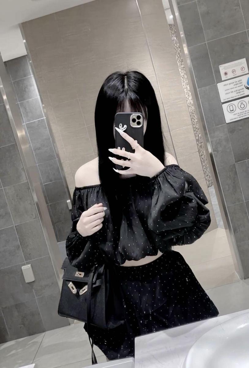 Ảnh gái xinh nhảy tiktok đẹp với tóc đen thời trang gothic