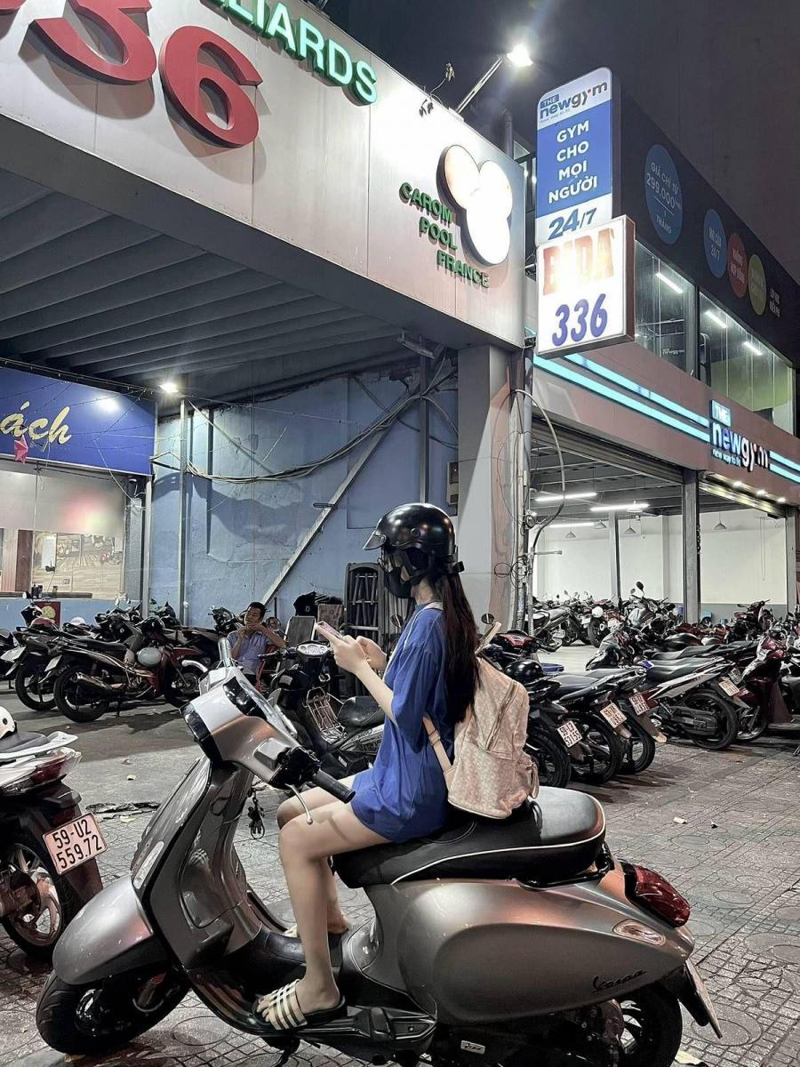 Gái xinh 9x ngầu xe tay ga bên gái xinh ở truồng