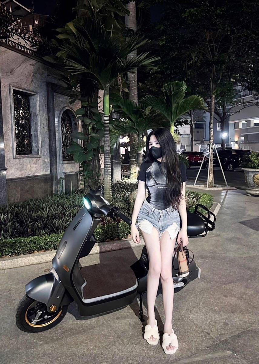 Gái xinh mlem bên xe tay ga - Gái xinh mỹ nổi bật