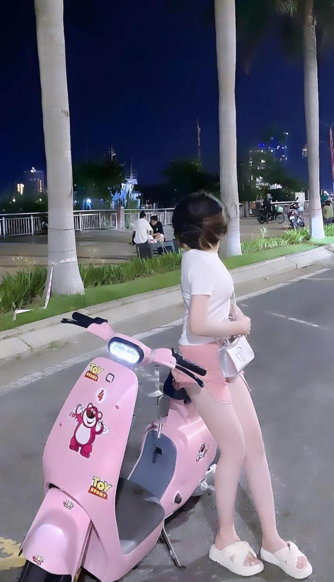 Gái xinh douyin và gái xinh ff bên xe Vespa