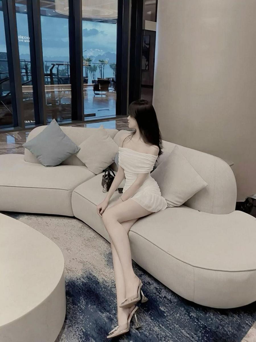 Gái Xinh Đi Tắm Và Đi Tiểu