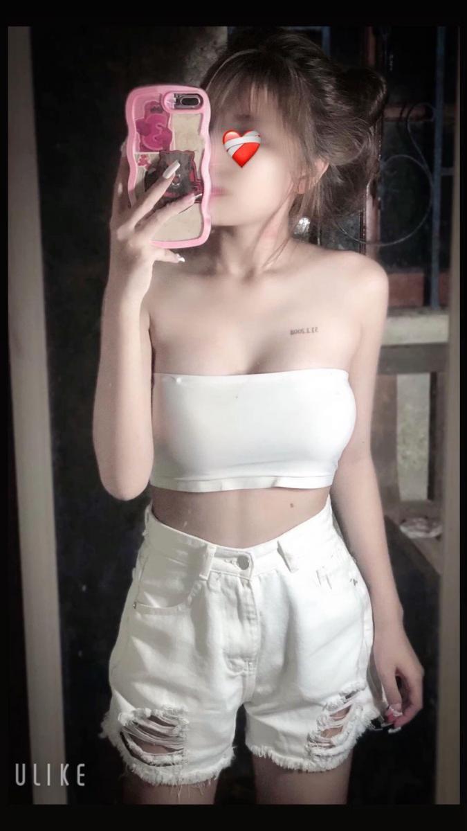 Gái xinh buồn trong áo crop top