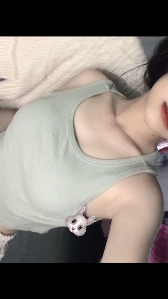 Gái xinh 2k5, 2k6, 2k7, 2k8, 2k9 trong áo sơ mi không tay
