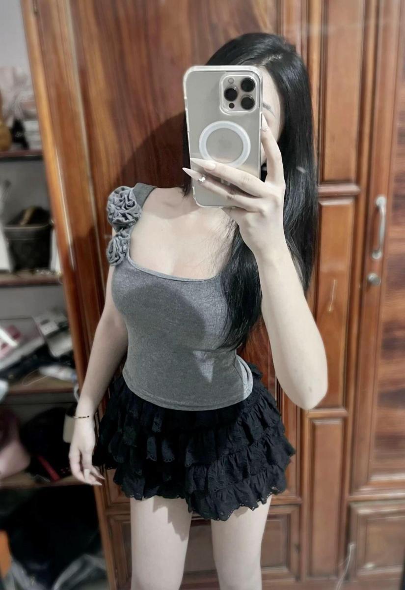 Gái xinh ngực to trong áo sơ mi không tay thật lung linh