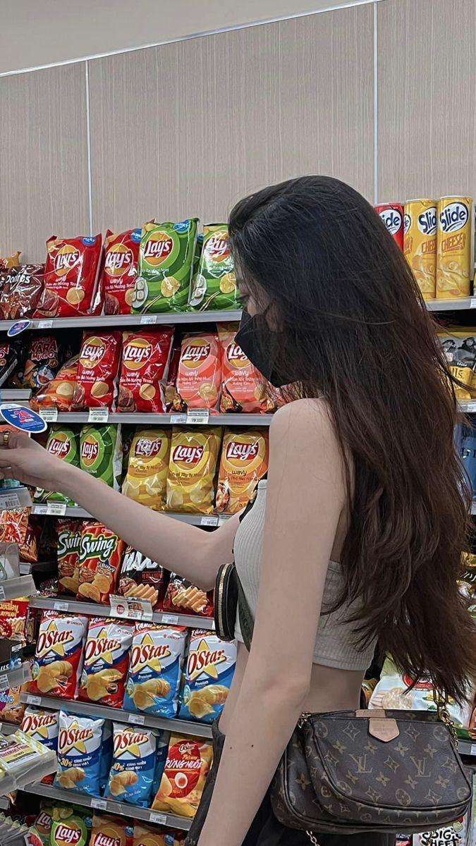 Ảnh của gái xinh khoe hàng to tại siêu thị