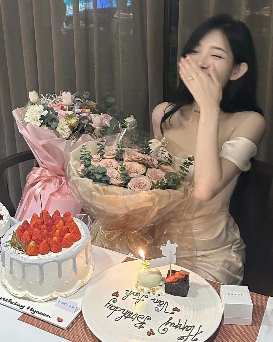 Gái xinh mặc váy trắng đeo khẩu trang