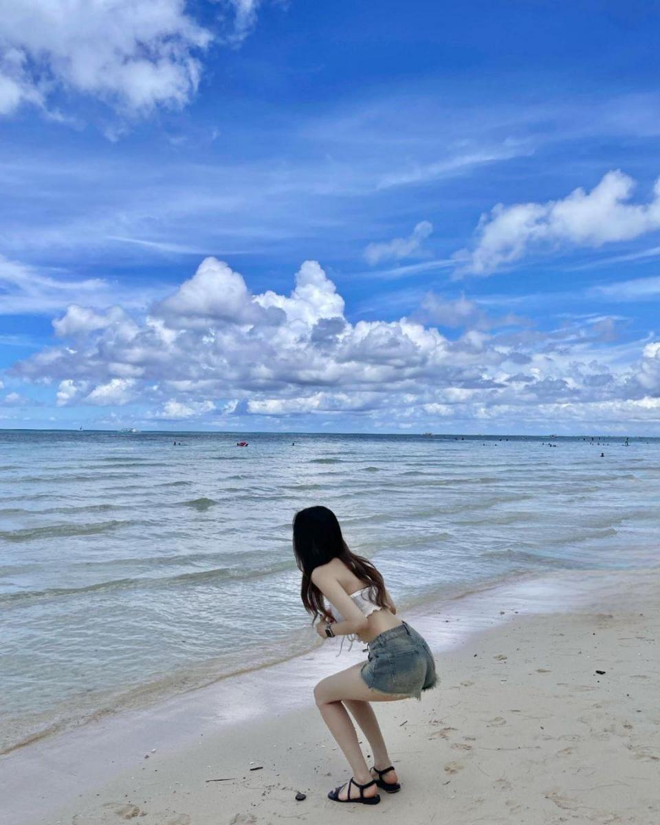 Gái xinh 16 trong bộ đồ bầu trời đám mây màu xanh