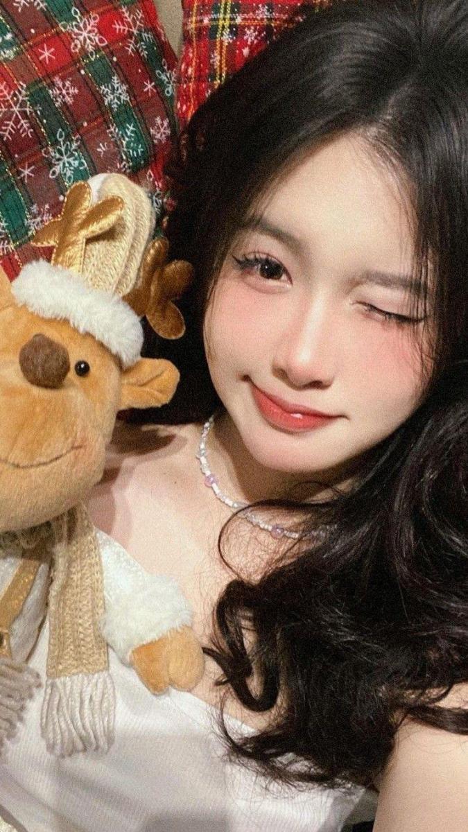 Ảnh gái xinh che mặt với nụ cười xinh đẹp