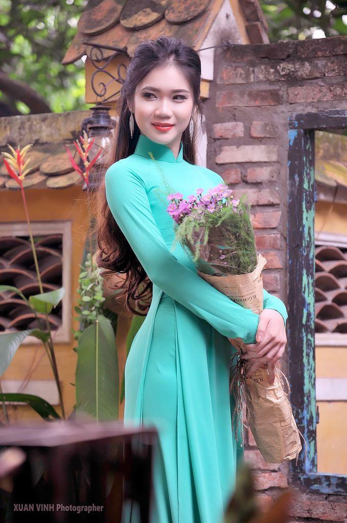 Ảnh gái xinh cầm hoa che mặt thời trang