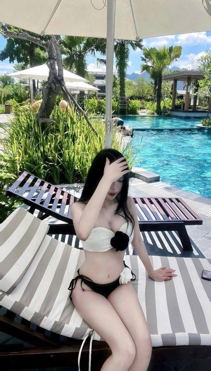 Gái xinh Hàn Quốc bikini múp khoe dáng đẹp