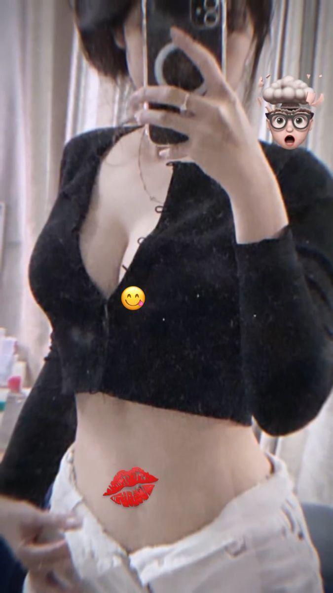 Ảnh gái xinh trong áo crop top chất