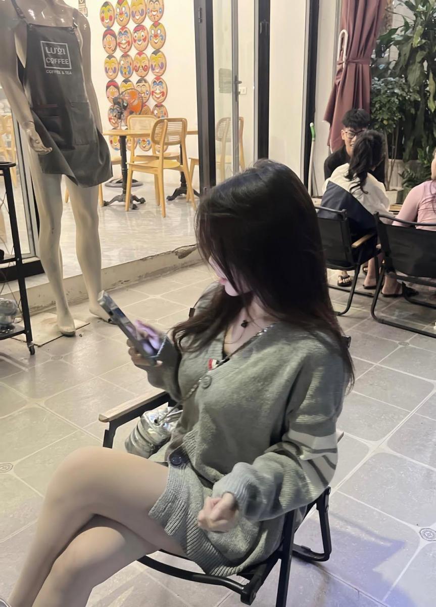 Mẫu ảnh gái xinh ngực to trong bộ sưu tập túi đẹp