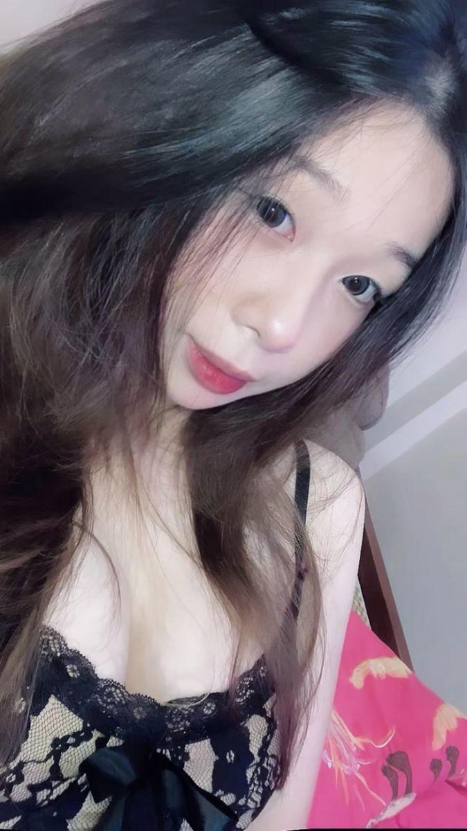 Gái xinh ngực to cầm mái tóc dài