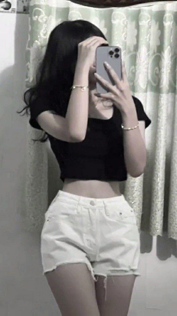 Hình ảnh cô gái xinh đẹp với ngực to và tóc đen