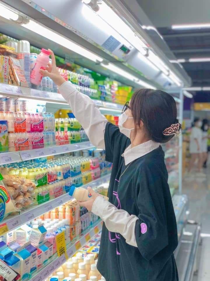 Ảnh gái xinh khoe hàng tại siêu thị