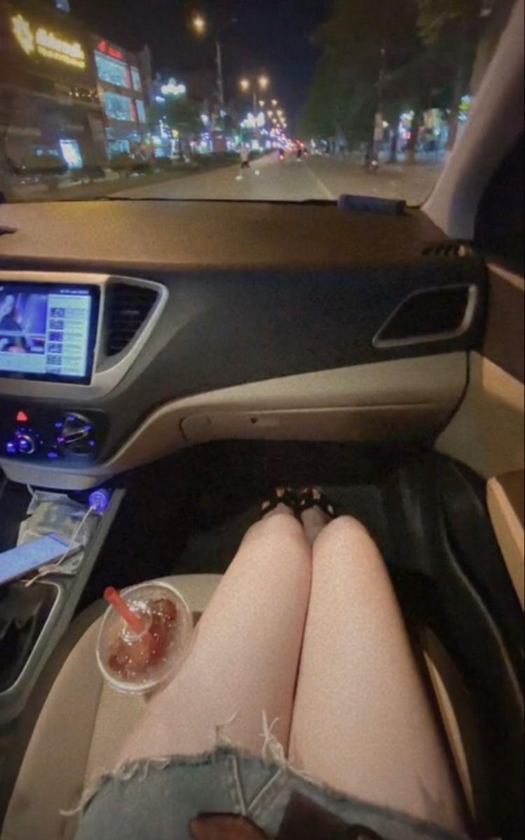 Hình ảnh của gái xinh bên xe sang trọng