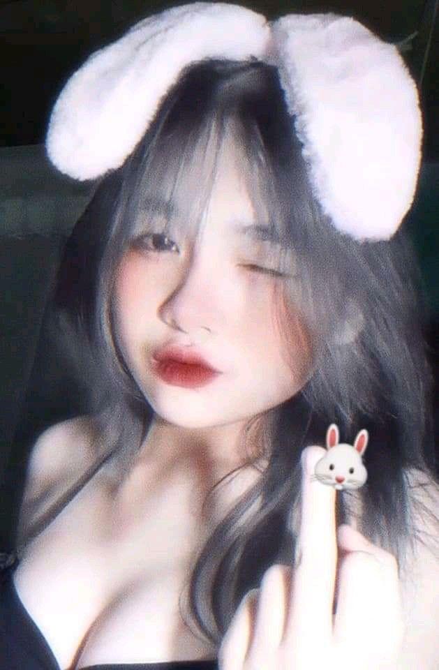 Ảnh gái xinh che mặt, ngực to và biểu cảm khuôn mặt