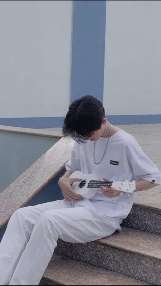 Ảnh gái xinh đi chơi với đàn ghita
