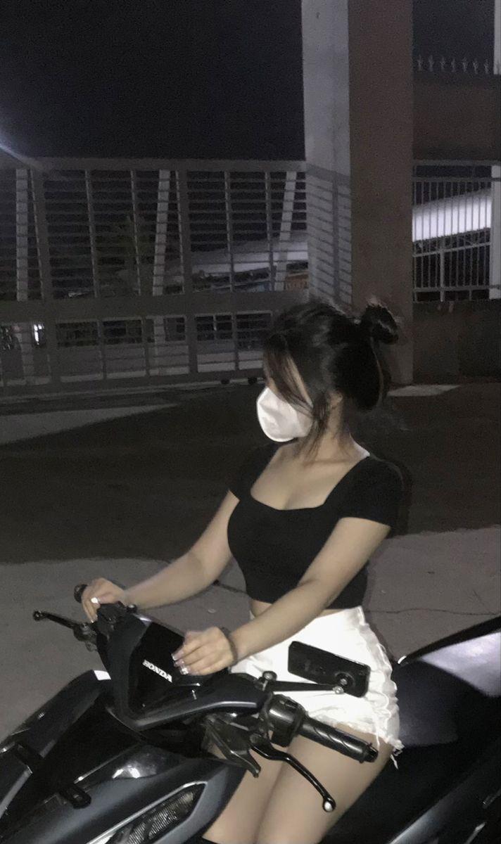 Gái tây xinh đẹp bên xe máy tay ga