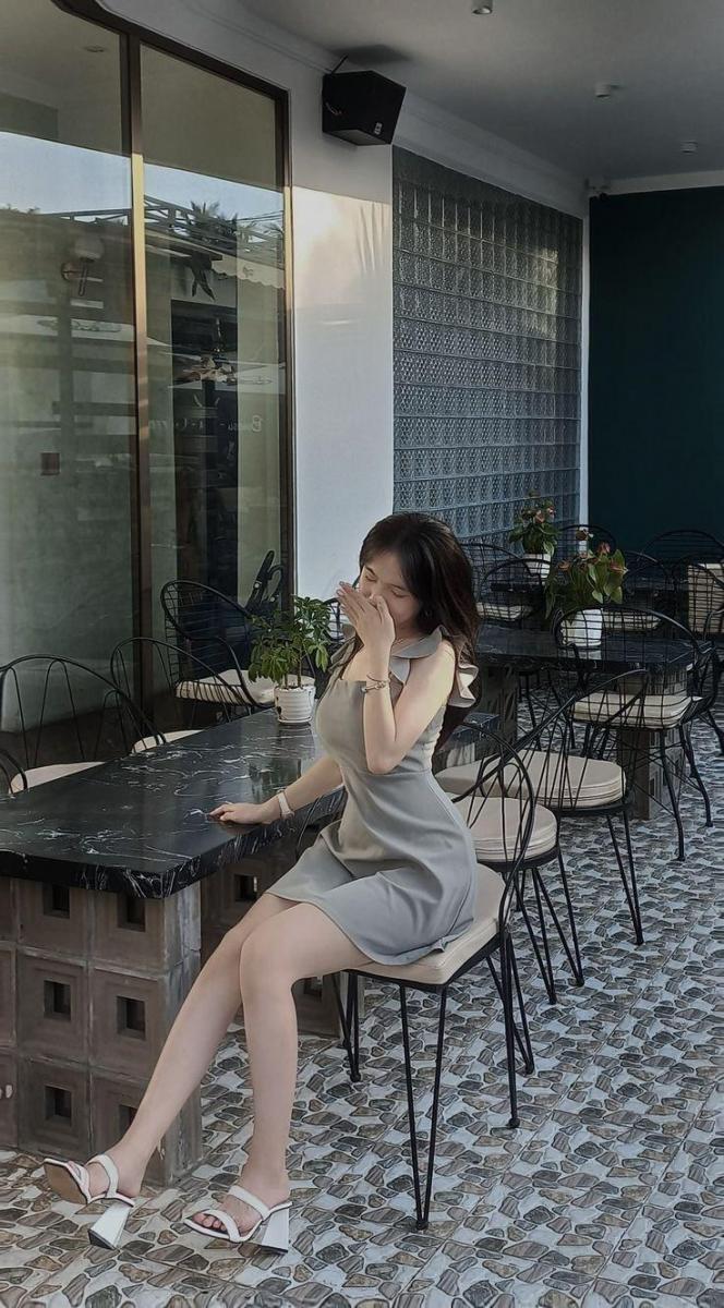 Gái xinh mặc nội y trong không gian ngoài trời