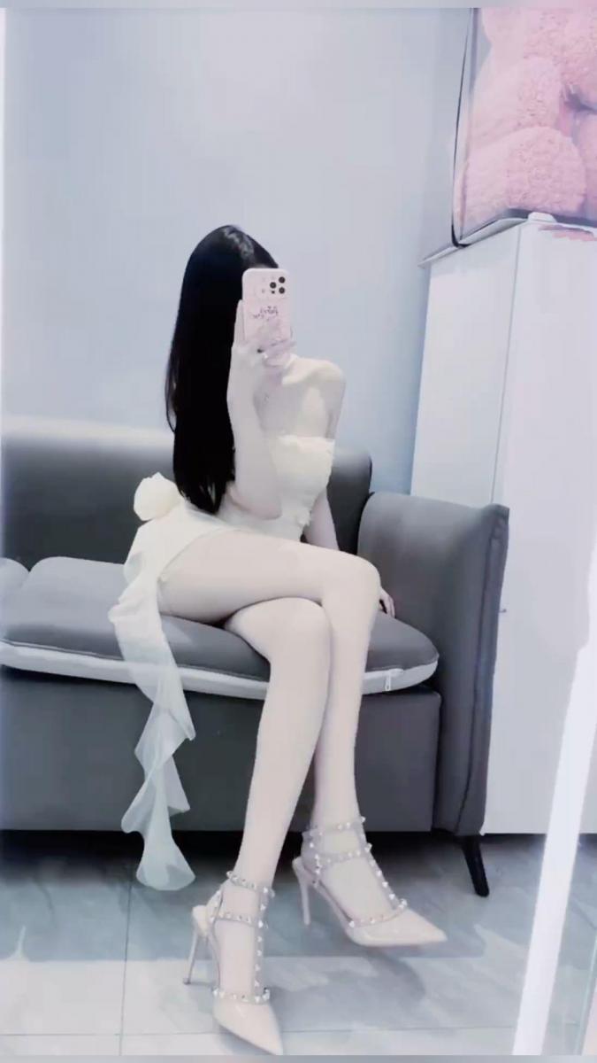 Ảnh gái xinh mạng với ngực to và chân thon