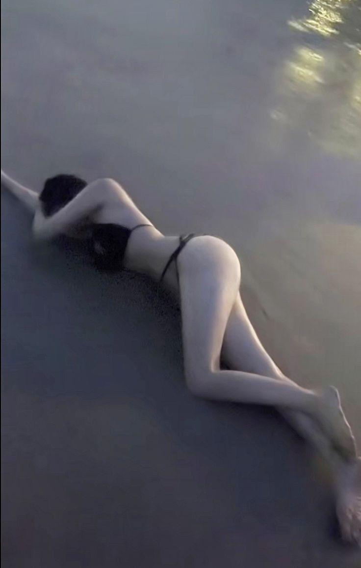 Gái xinh mặc bikini sexy bên bờ biển