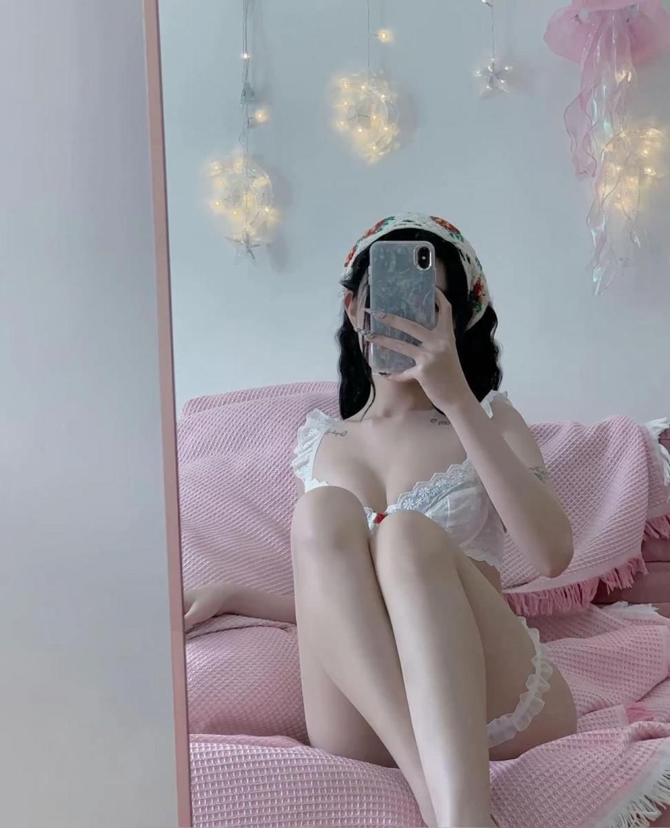 Ảnh gái xinh ngực to đùi đỏ lót hồng