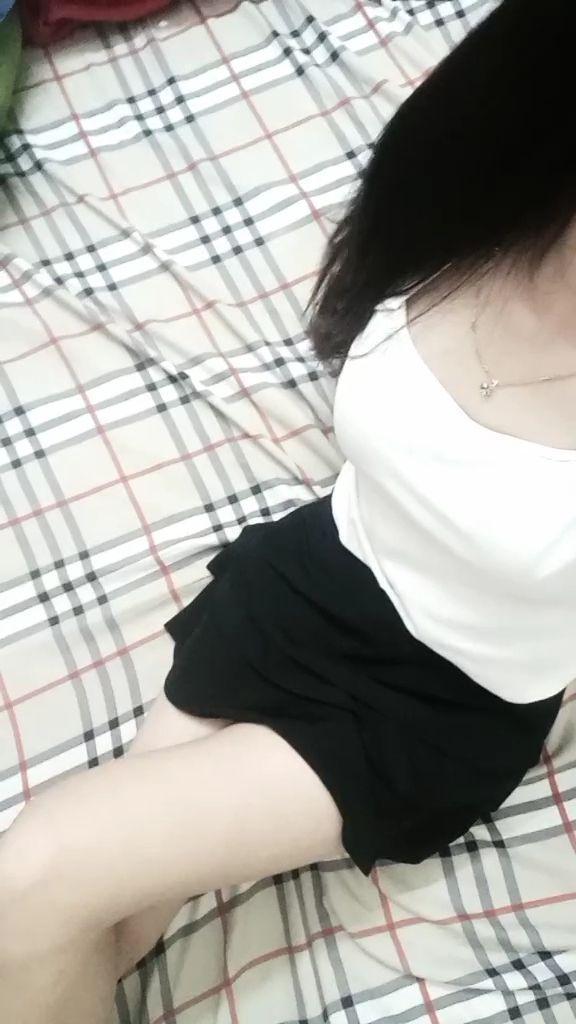 Gái xinh học sinh trong đồng phục caro pose dáng đẹp