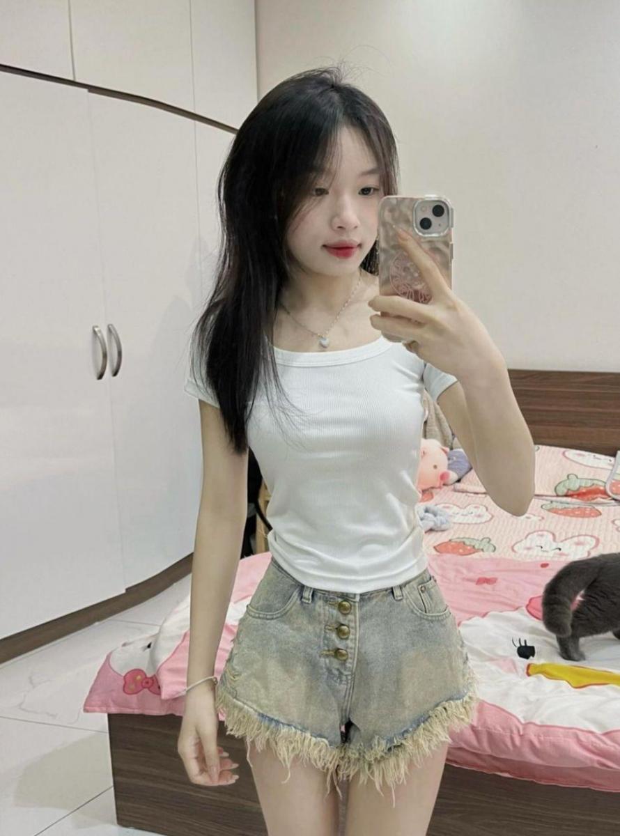 Gái xinh mặc váy trắng đeo khẩu trang đẹp