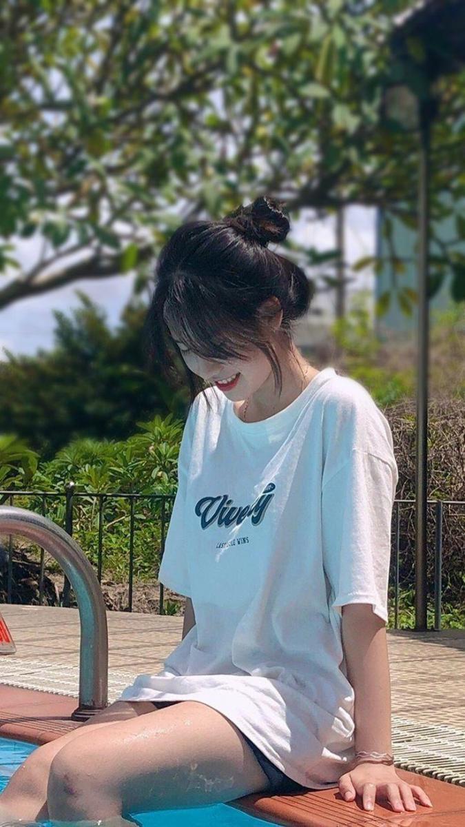 Ảnh nền gái xinh sexy với ngực to và đùi thon
