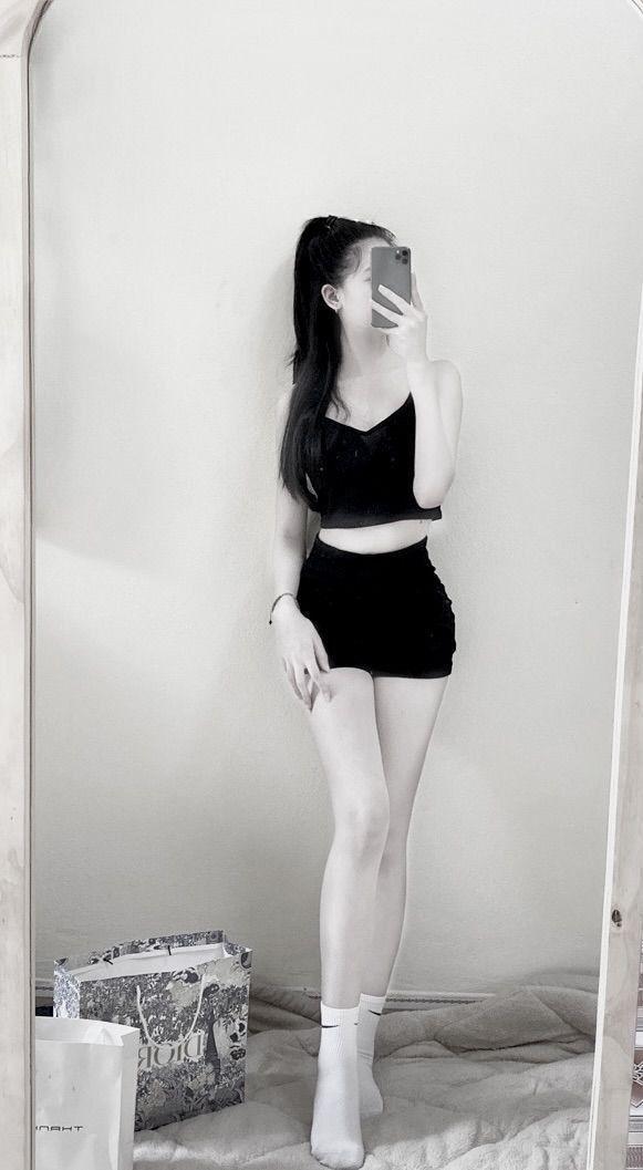 Ảnh gái xinh tâm trạng trong váy trắng