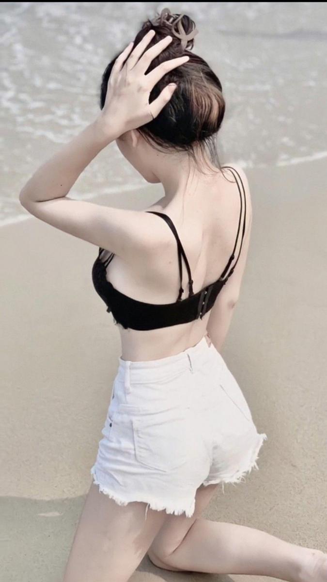 Ảnh gái xinh mặc sexy với quần lót lọt khe
