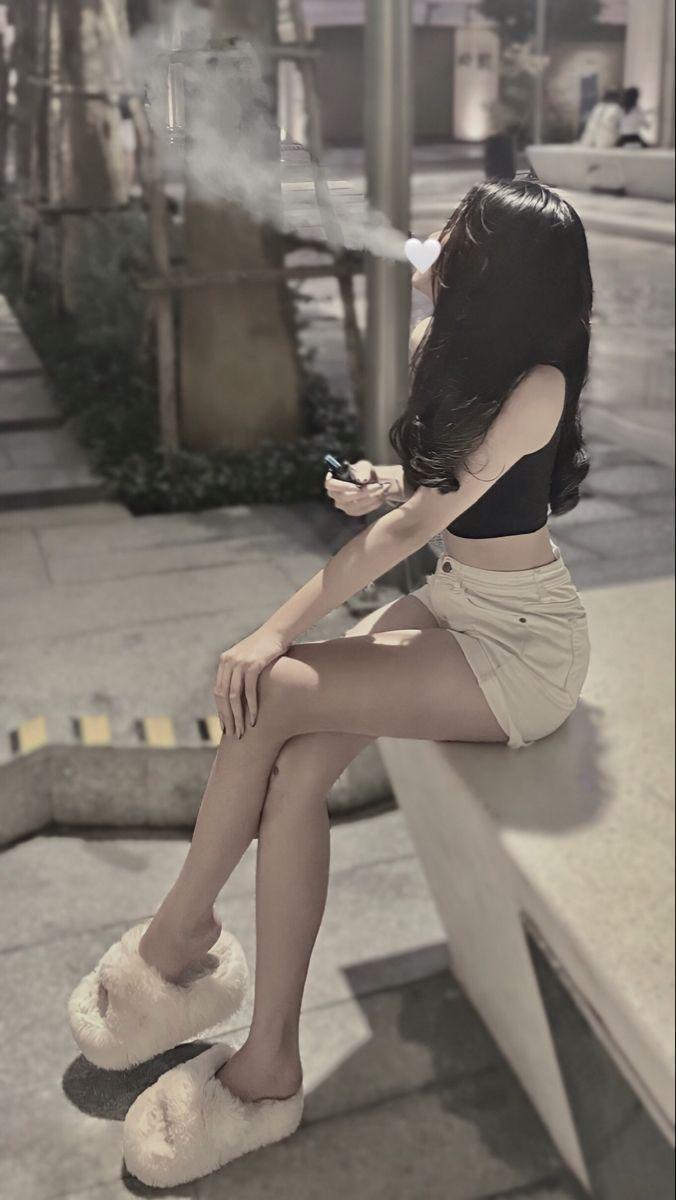 Ảnh gái xinh Tik Tok với ngực to, giày đùi trắng