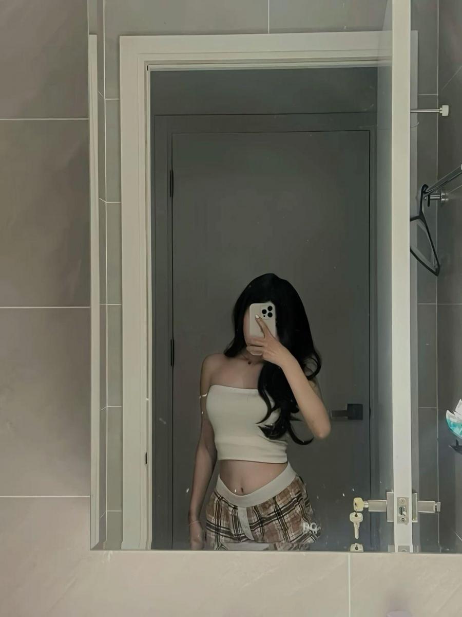 Gái Xinh Buồn Bên Gương, Anh Gái Xinh 18 Tuổi