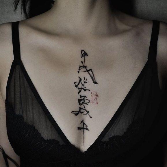 Hình gái xinh với ngực to và hình xăm vai lưng