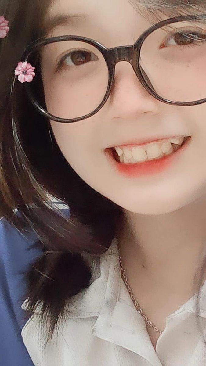 Ảnh gái xinh đeo mắt kính đẹp trên Facebook