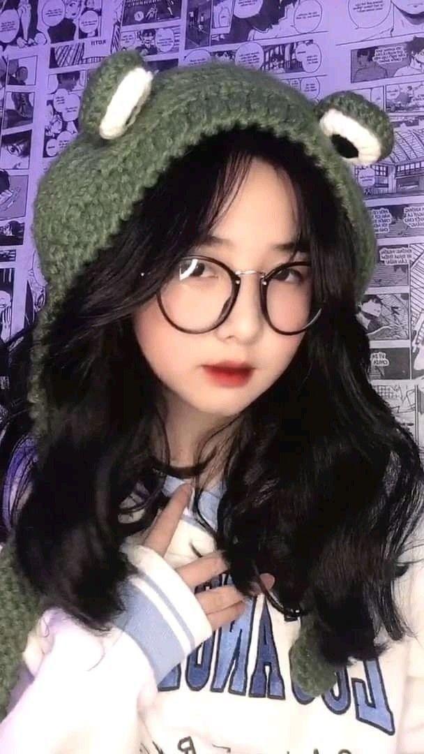 Ảnh gái xinh đeo mắt kính cute và ngầu