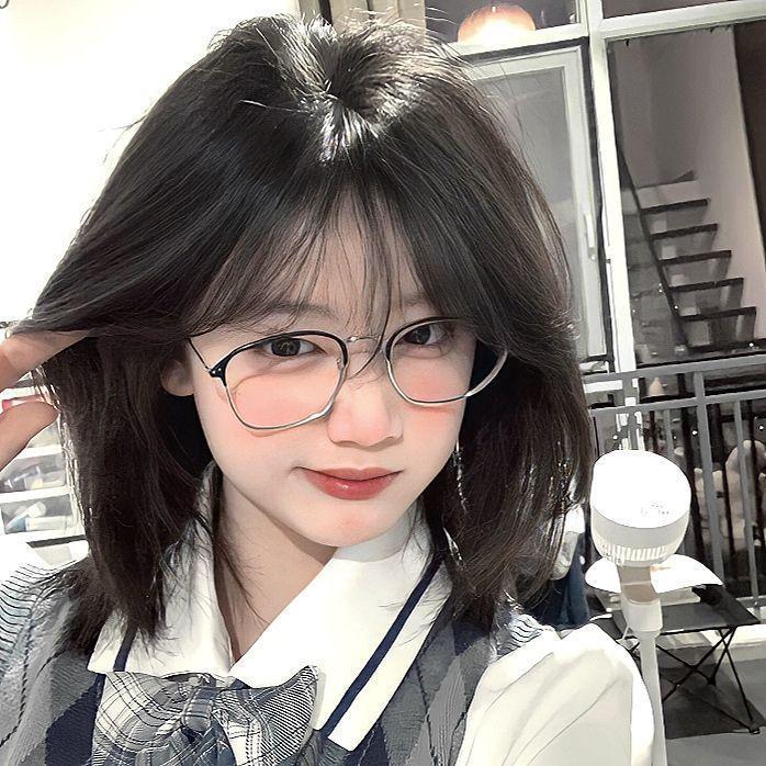 Gái xinh đeo kính che mặt xinh đẹp