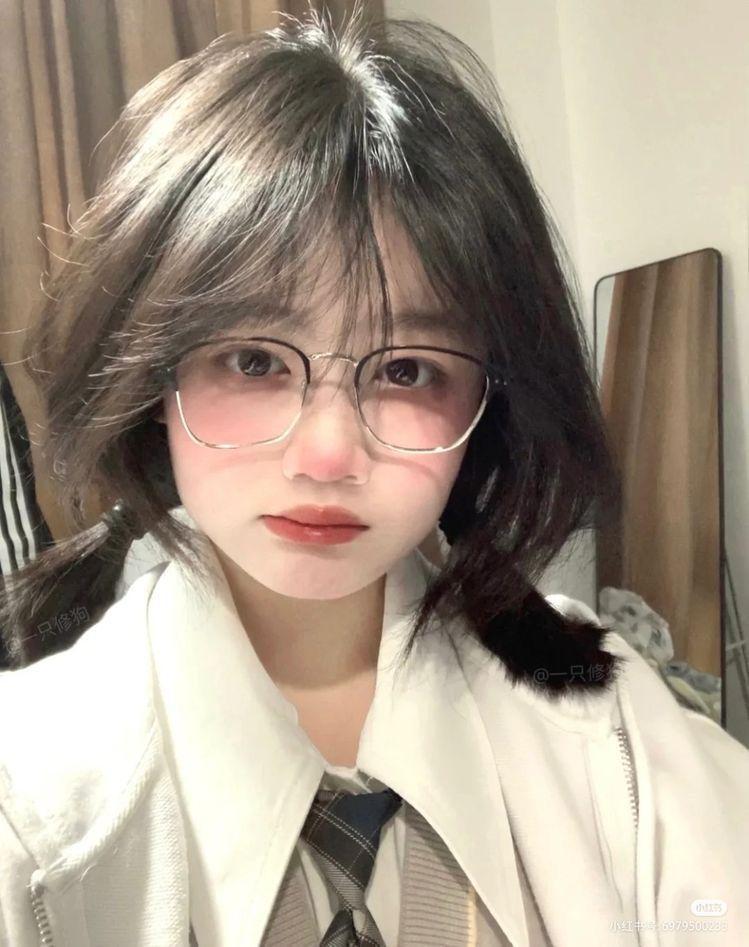 Gái Xinh Cute Đeo Kính Trong Cosplay Gái