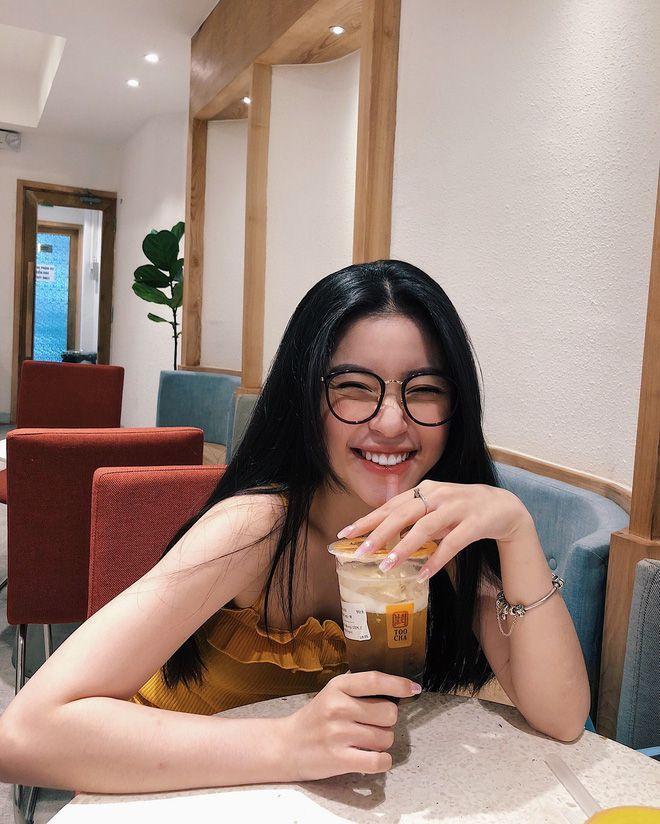 Ảnh cô gái xinh đeo mắt kính đẹp và quyến rũ