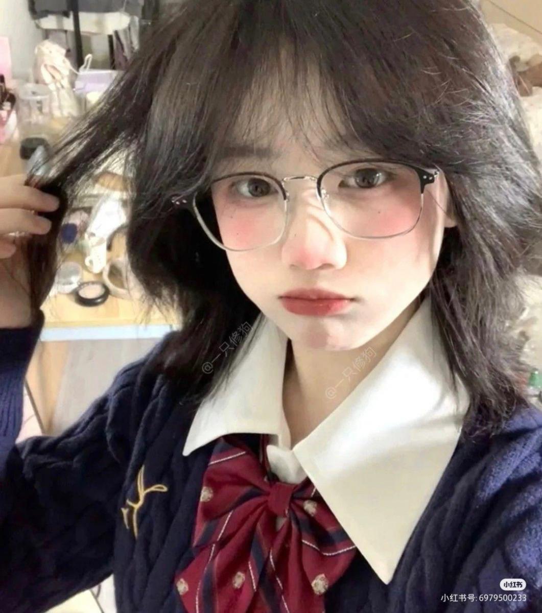 Gái Xinh Đeo Kính