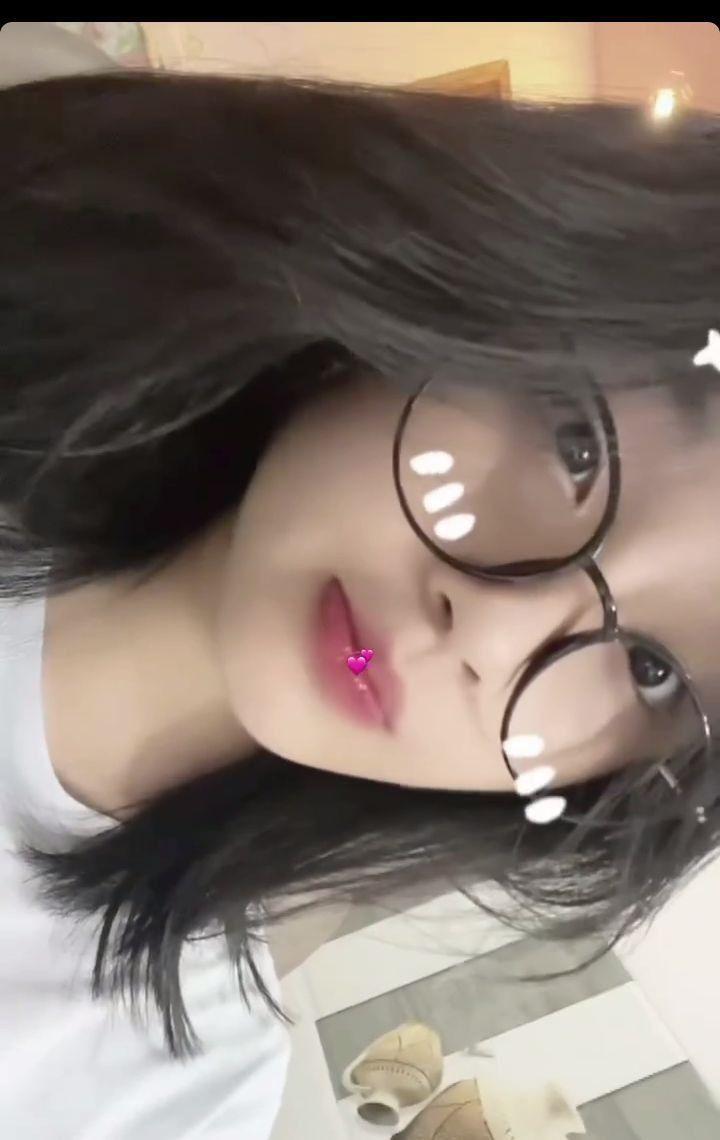 Ảnh gái xinh đeo mắt kính cute và ngầu