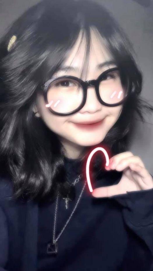 Ảnh gái xinh đeo mắt kính tóc ngắn và tóc dài